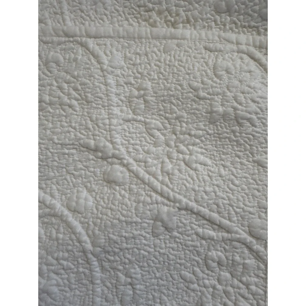 Williams Sonoma White Quilted Floral Matelasse Table Runner 97x15 9178096